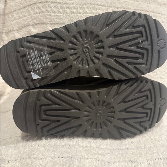 ugg classic short platform suede boots - Picture 6 of 6